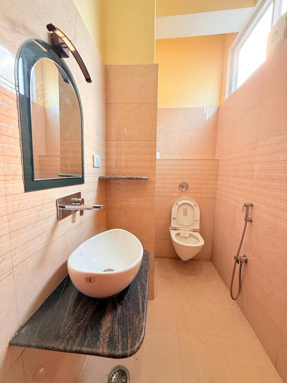 Shivam Hotel Varanasi - Near Kashi Vishwanath Temple With Parking And Lift Exterior foto