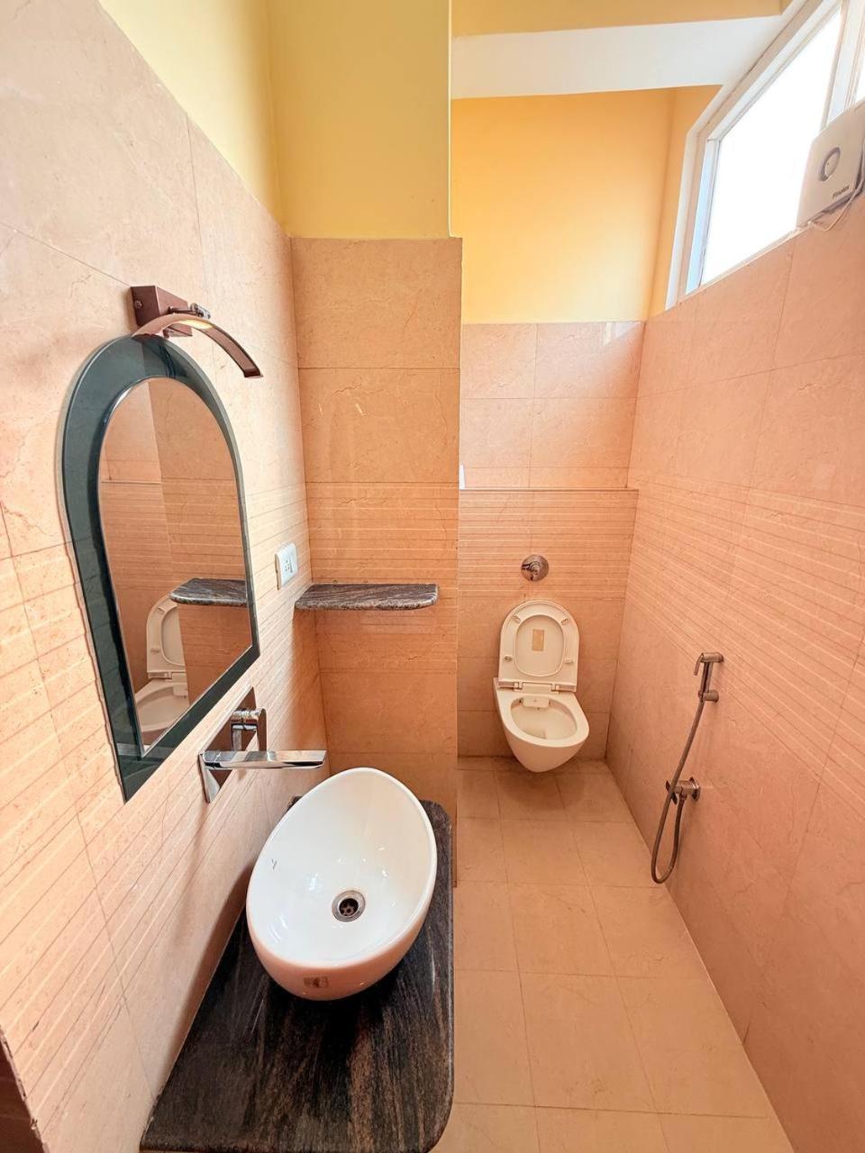 Shivam Hotel Varanasi - Near Kashi Vishwanath Temple With Parking And Lift Exterior foto
