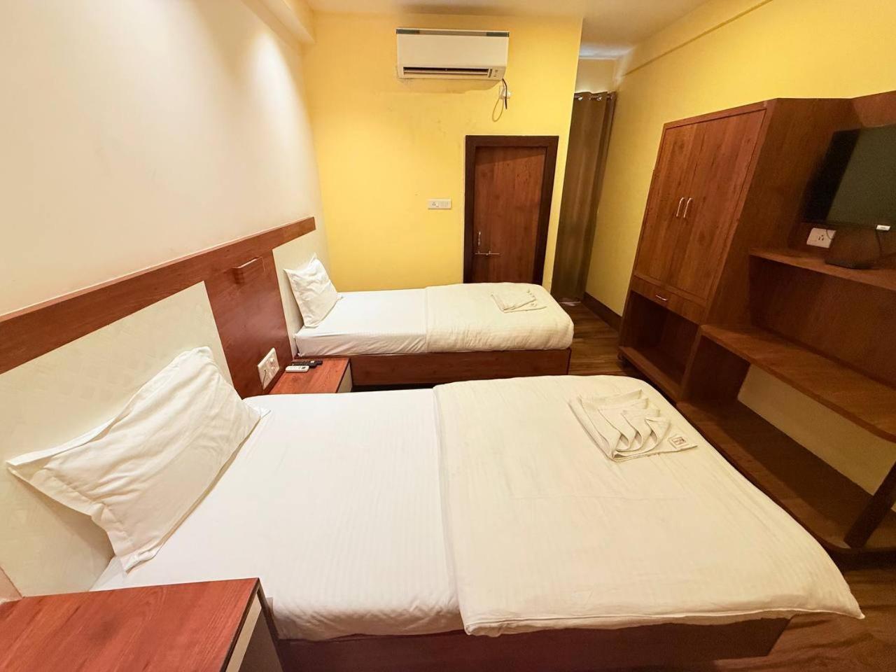 Shivam Hotel Varanasi - Near Kashi Vishwanath Temple With Parking And Lift Exterior foto