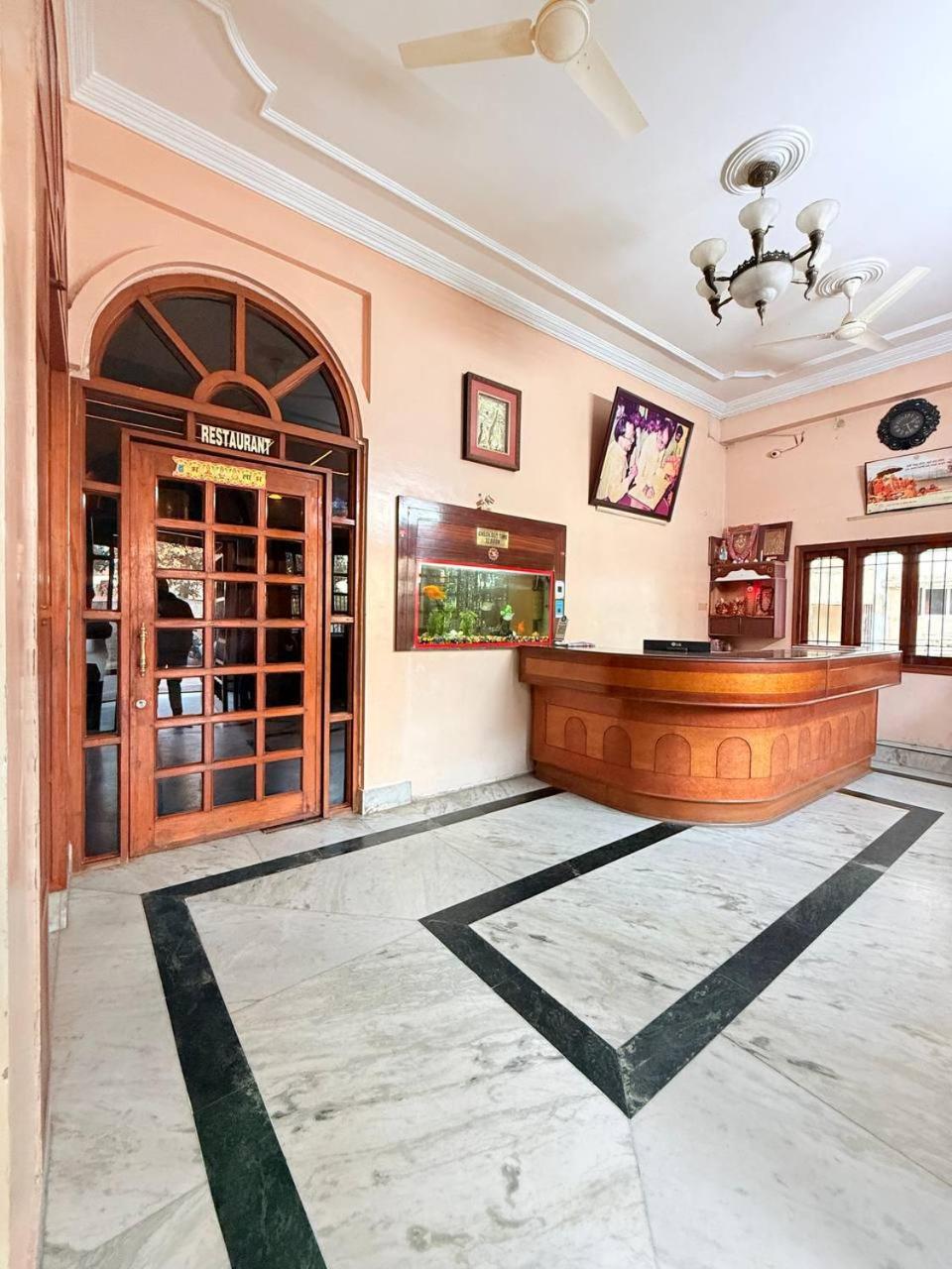 Shivam Hotel Varanasi - Near Kashi Vishwanath Temple With Parking And Lift Exterior foto
