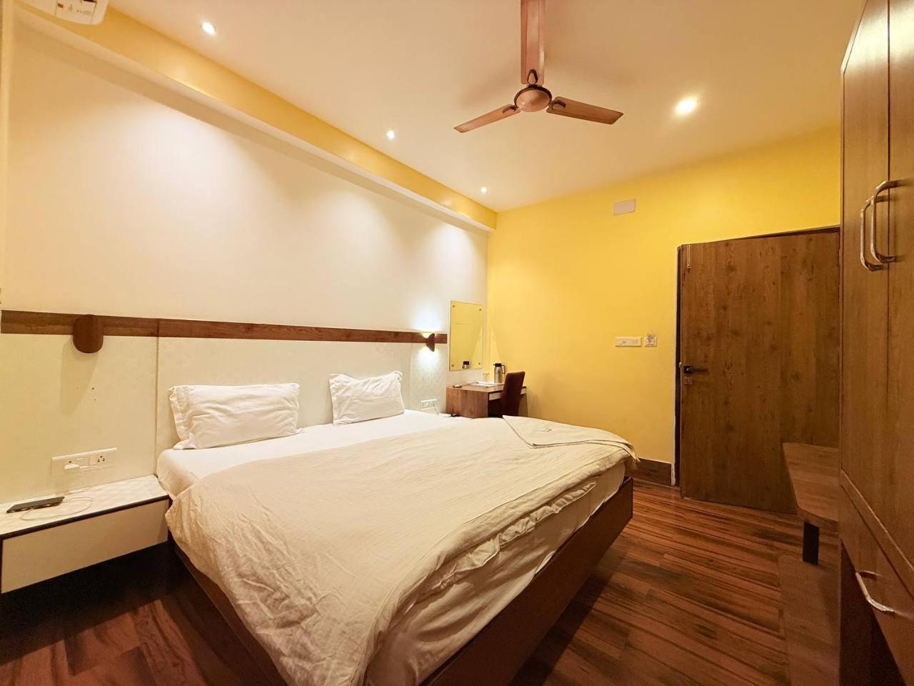 Shivam Hotel Varanasi - Near Kashi Vishwanath Temple With Parking And Lift Exterior foto