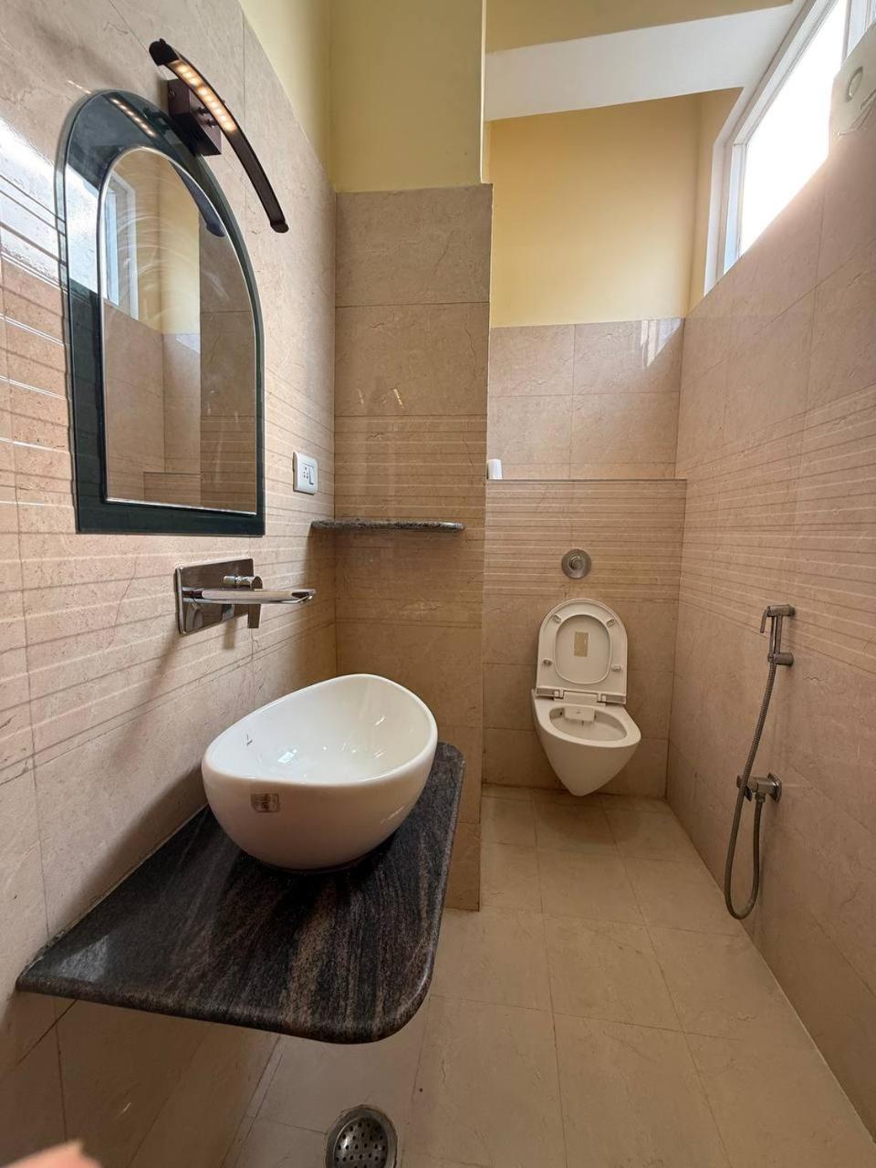 Shivam Hotel Varanasi - Near Kashi Vishwanath Temple With Parking And Lift Exterior foto