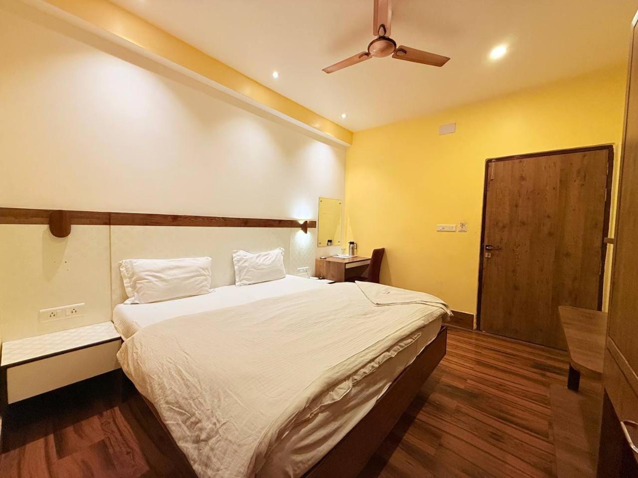 Shivam Hotel Varanasi - Near Kashi Vishwanath Temple With Parking And Lift Exterior foto