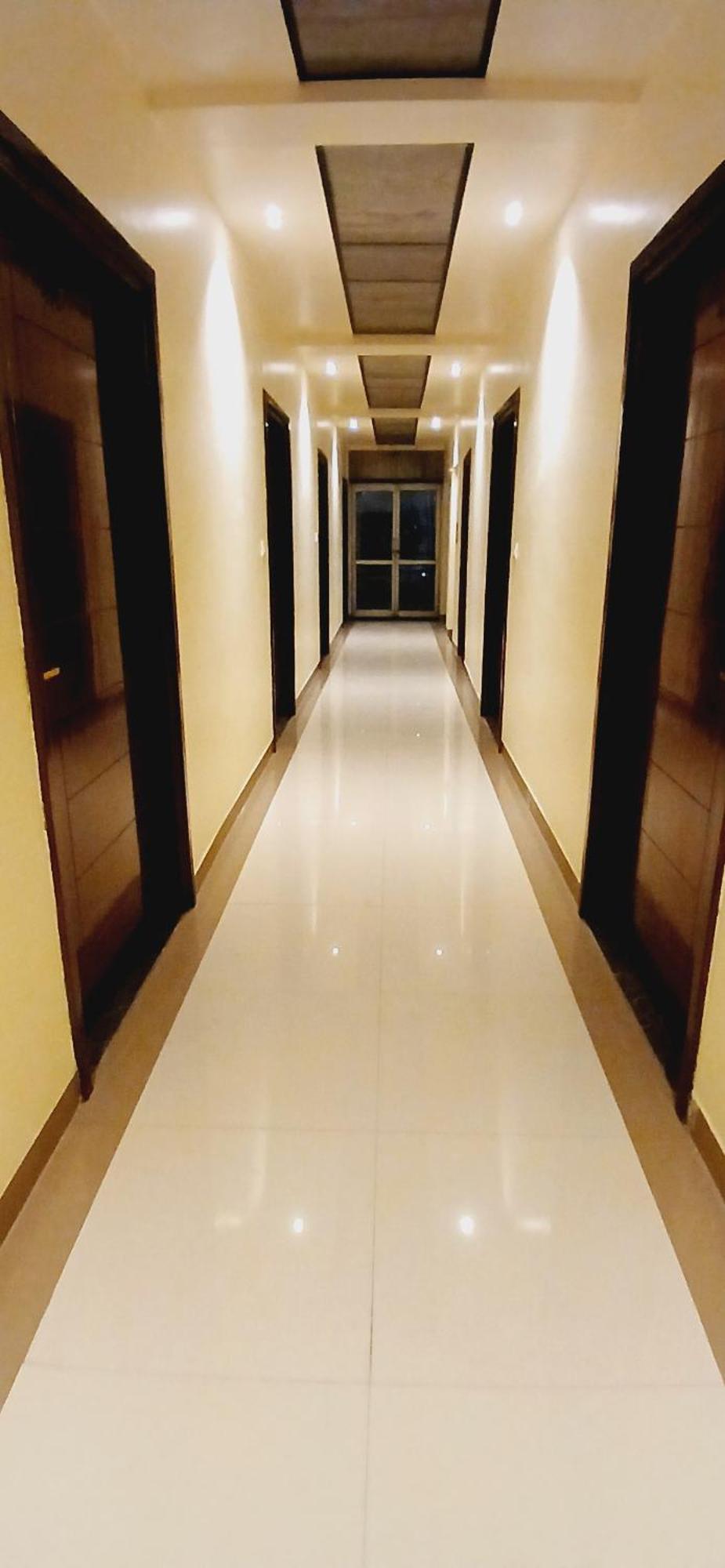 Shivam Hotel Varanasi - Near Kashi Vishwanath Temple With Parking And Lift Exterior foto